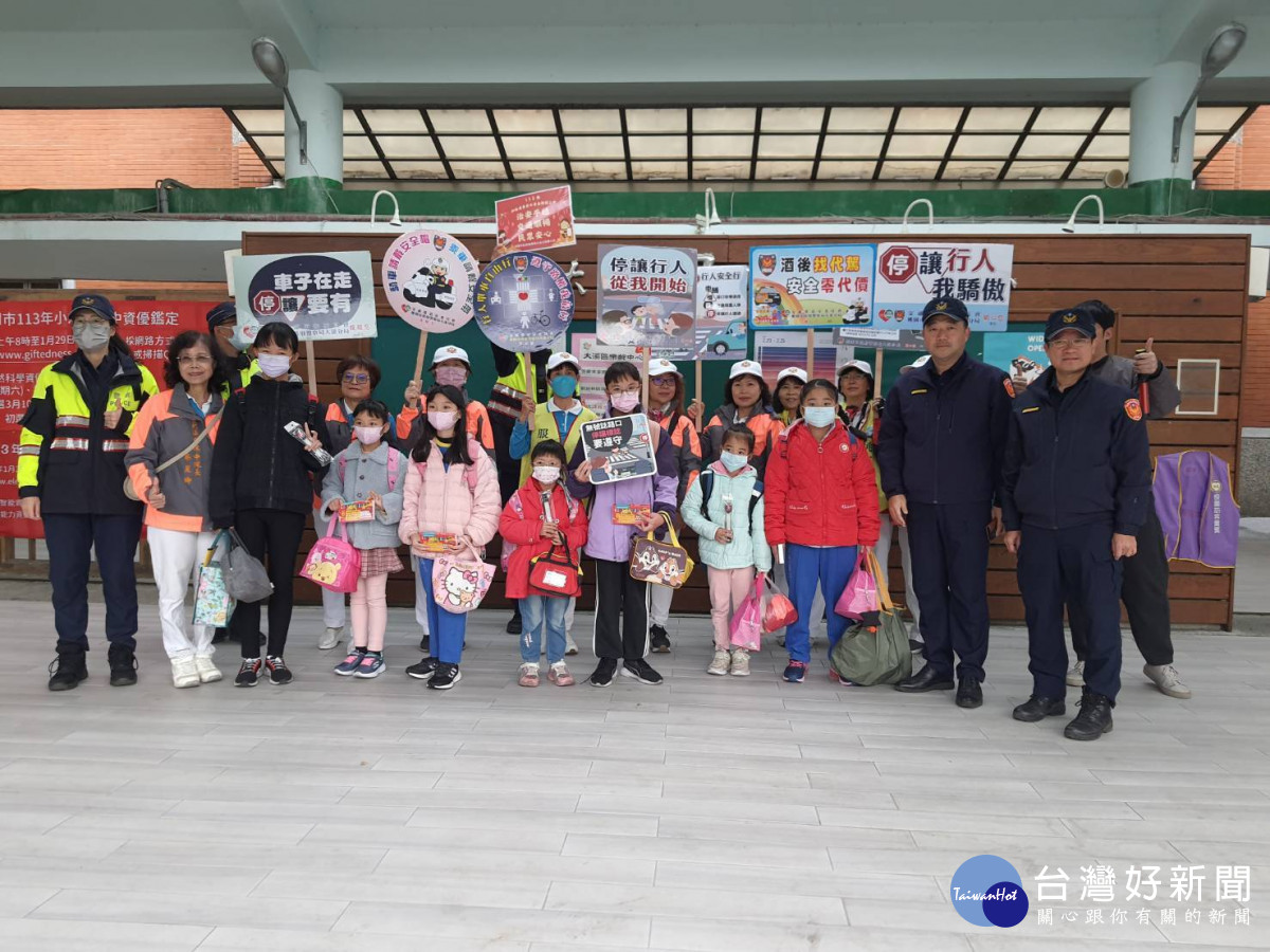 桃園市警局執行護童及交通安全宣導專案，讓學童安全走入校園。<br />
