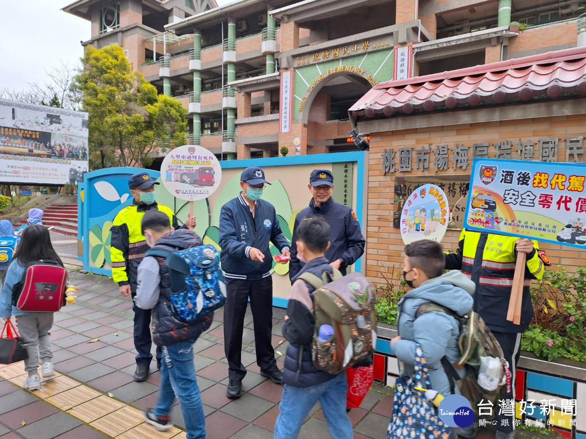 桃園市警局執行護童及交通安全宣導專案，讓學童安全走入校園。<br />
