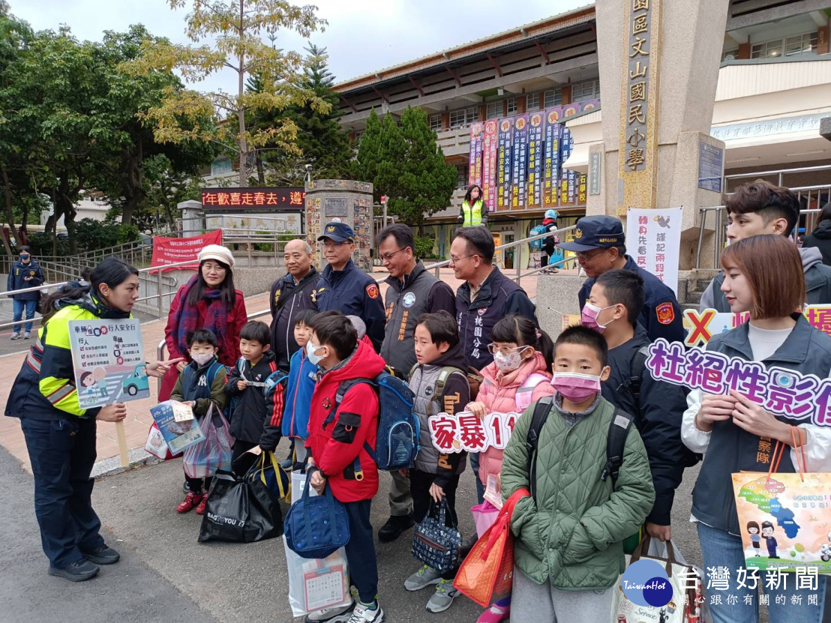 桃園市警局執行護童及交通安全宣導專案，讓學童安全走入校園。<br />
