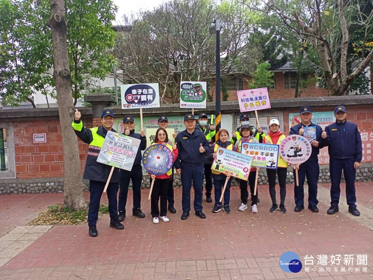 桃園市警局執行護童及交通安全宣導專案，讓學童安全走入校園。<br />
