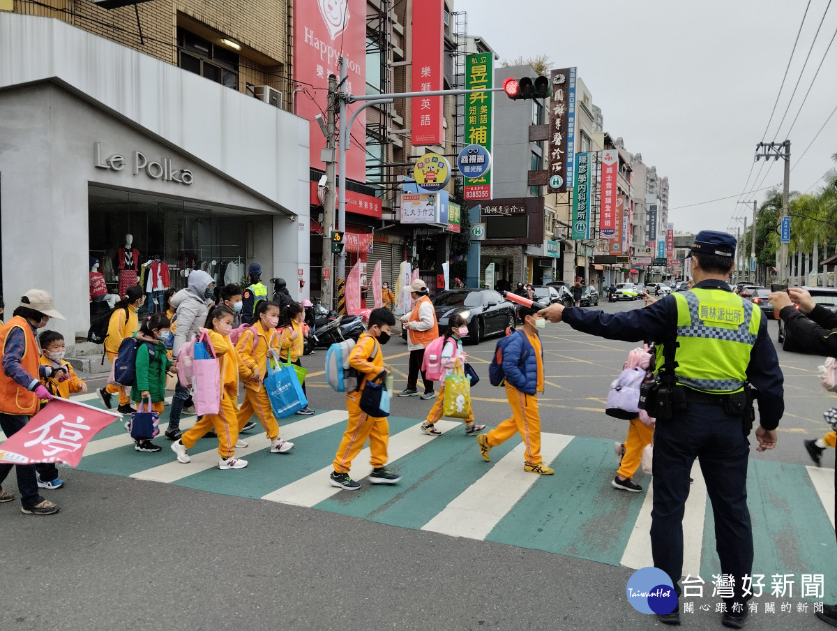 開學日，彰縣警局同步啟動護童專案。