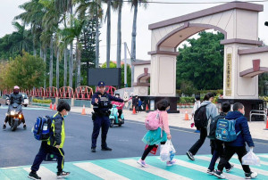 雲林縣警察局及所屬各分局今天同步啟動護童勤務／警方提供