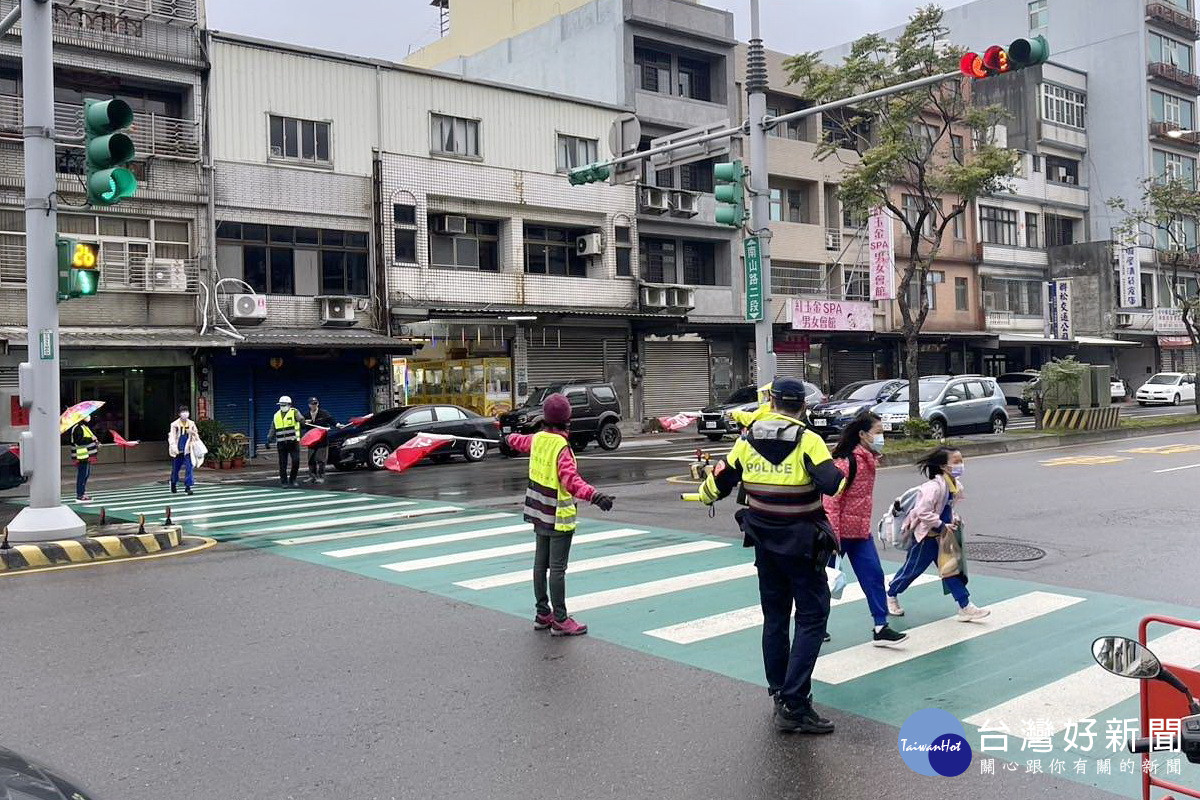 開學日守護學童安全，蘆竹分局加強交通安全安檢測校園。
