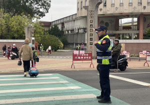 為維護學童上學安全，西螺警分局在開學日全面規劃執行護童專案及交通安全宣導勤務／警方提供