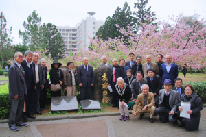 日本中央大學日華校友會探訪13年前致贈給中央大學的「友好之櫻」，看到中央大學的悉心呵護，十分感動。
