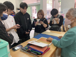 ▲日本學生對排灣族服飾華麗的樣式及繁複的工法，留下了深刻印象。