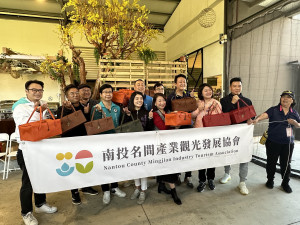 在地議員都來相挺名間產業觀光發展協會的小旅行與皮革袋。（記者扶小萍攝）