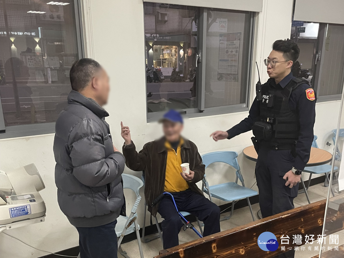 八旬翁離家迷失街頭，警用愛心手環找家人。