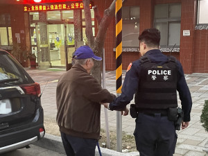 八旬翁離家迷失街頭，警用愛心手環找家人。