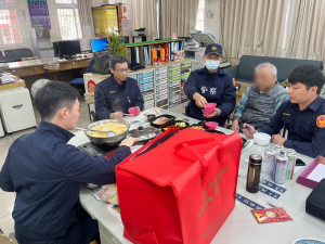 迷途翁求助暖警助返家，龜山警關懷多位獨居老翁。