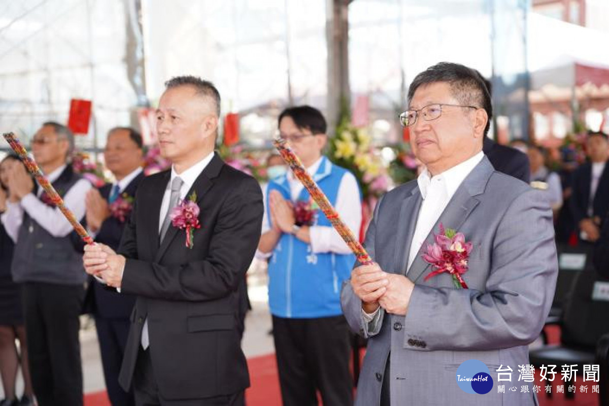 縣長楊文科(右)與總經理暨執行長林建勳(左)、貴賓等上香祈福