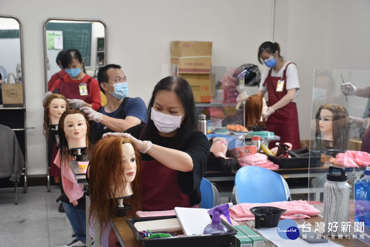 桃竹苗分署與美髮業者合作開設產訓合作班，結訓馬上就業。