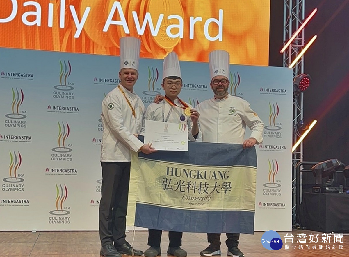 餐旅系學生王宥翔奪得「2024 IKA奧林匹克廚藝競賽」特金金牌，上台領獎。