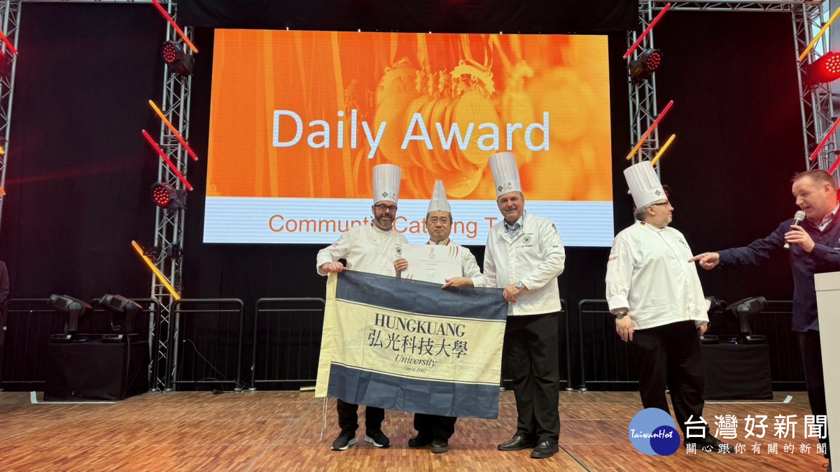 餐旅系副教授許凱敦（中）奪得「2024 IKA奧林匹克廚藝競賽」銀牌，上台領獎。