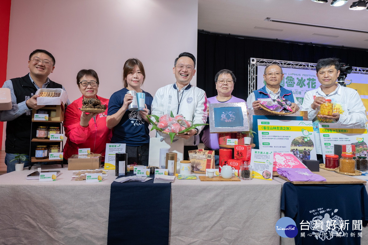桃園市副市長蘇俊賓於「2024桃園魯冰花活動」啟動記者會中大力推薦客家農特產品。