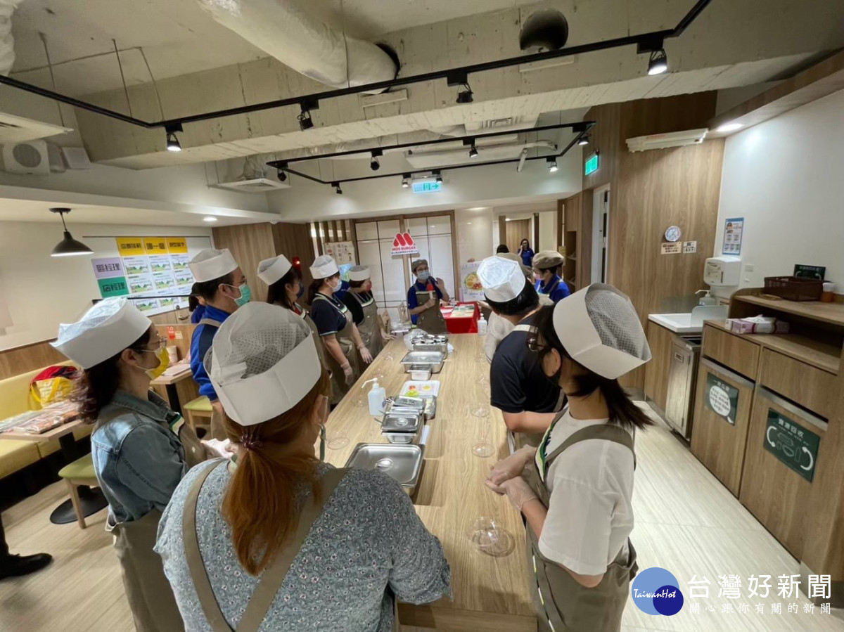 桃竹苗區銀髮人才資源中心與摩斯漢堡合作規劃體驗徵才活動，讓民眾實際操作工作內容。