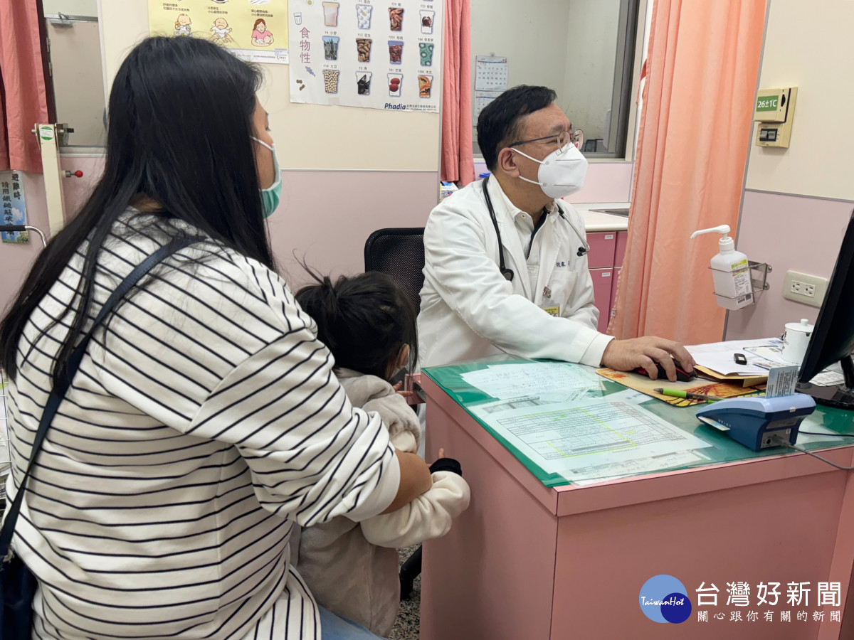 大甲李綜合醫院小兒科醫師余秋霖說，最近不少孩童因加藤群聚染流感。