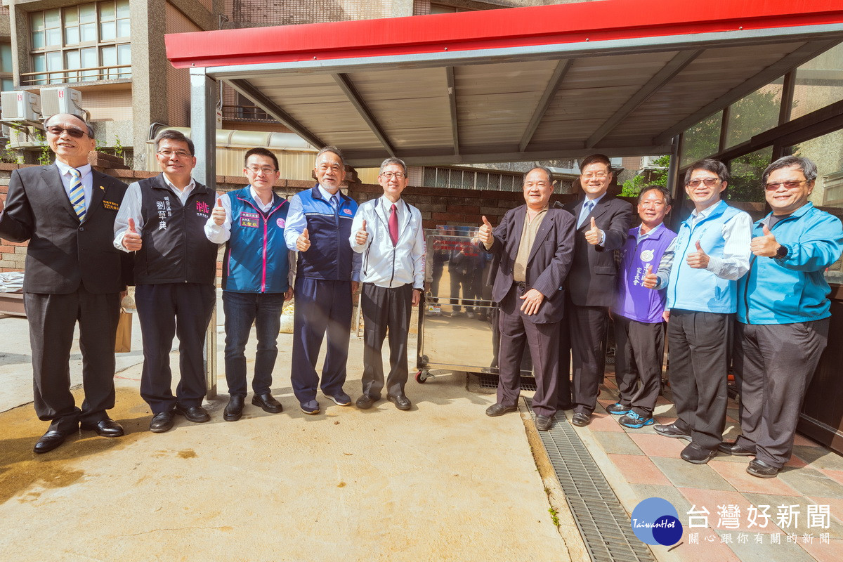 桃園市副市長王明鉅出席草漯國小「GreenDay廚餘小精靈機器」捐贈儀式。