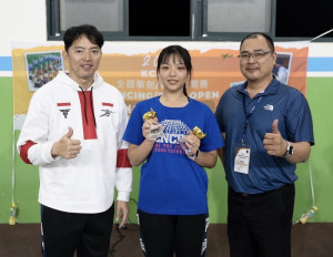 ▲左營高中楊靜(中)榮獲公開及U17歲組女子銳劍雙金。