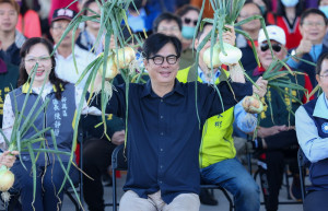 ▲陳其邁與親自體驗下田採摘洋蔥，推薦在地甘甜脆口的洋蔥。