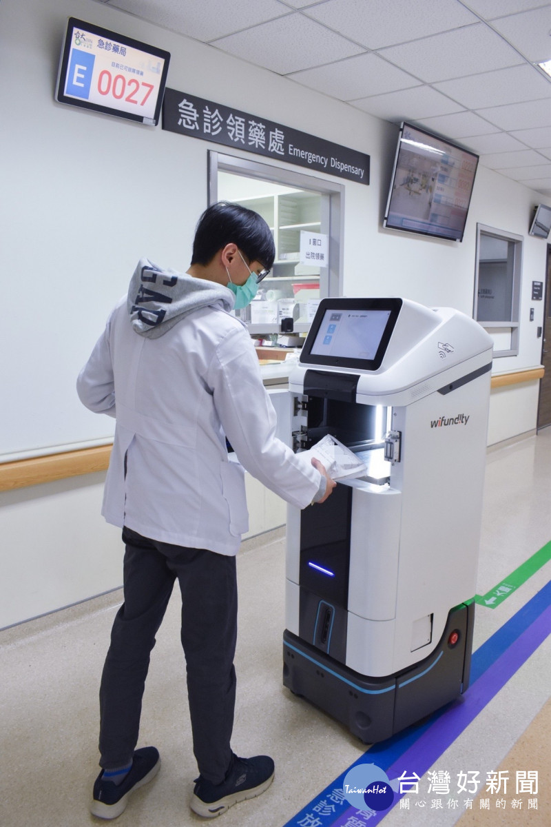 急診藥局藥師拿取處方箋後調劑藥物，由Wifundity智能服務型機器人即時運送藥物至急診。