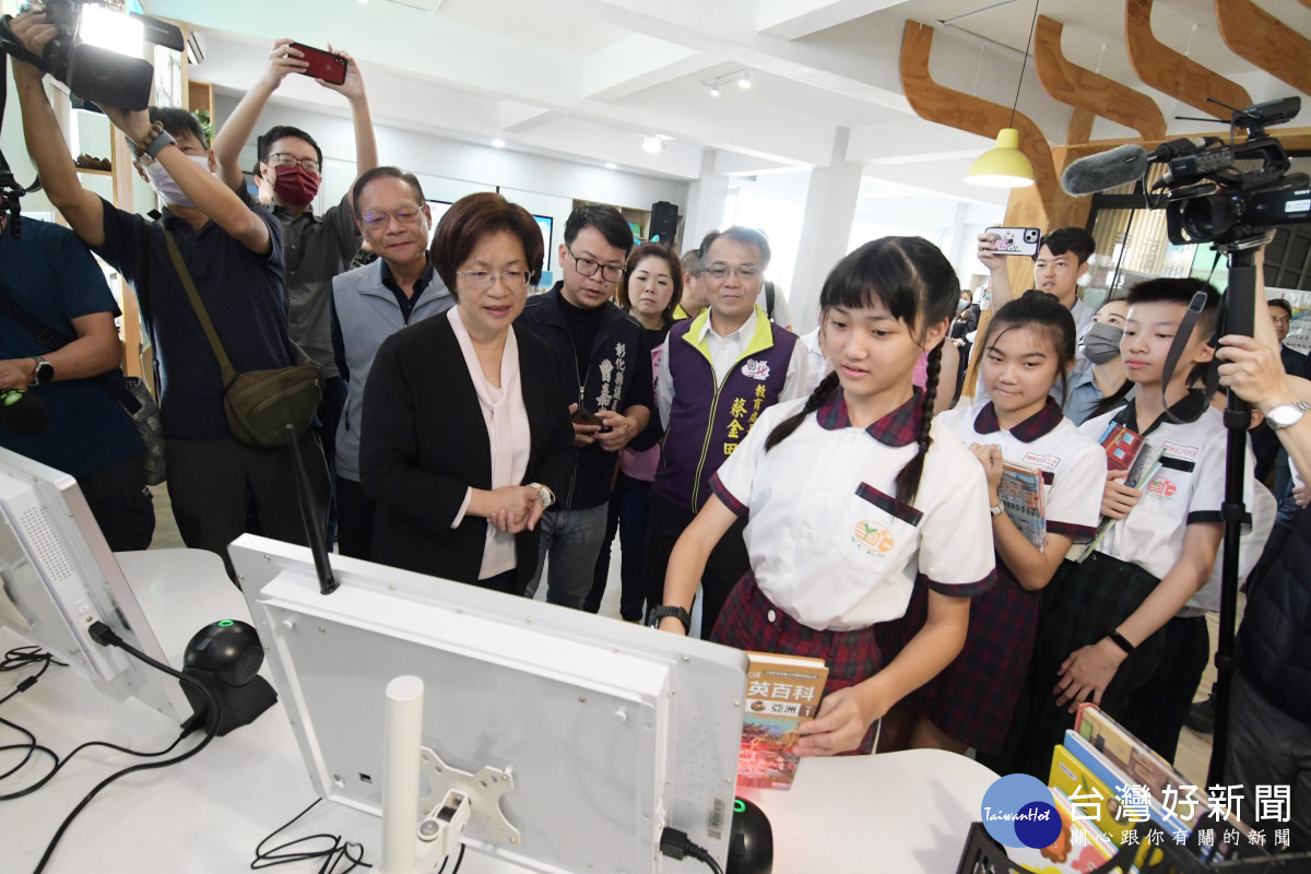 彰化縣長王惠美宣布全縣212所中小學全面啟用數位學生證，啟動試用。圖／記者鄧富珍攝