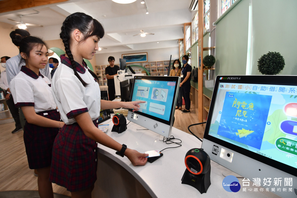 彰化縣長王惠美宣布全縣212所中小學全面啟用數位學生證。圖／記者鄧富珍攝