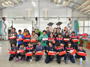 新北市救國團愛心列車第三站南投萬豐國小助學童閱圖書、穿新鞋。