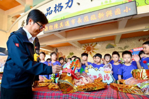 ▲陳其邁為新興國小元宵慶典乞龜祈福點睛。