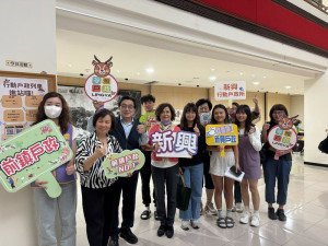 ▲高市三區戶所共同於高雄師範大學活動中心二樓課外活動組受理學生申請戶籍謄本，以利學子完成相關學貸事宜。