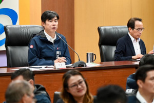 ▲陳其邁主持市政會議聽取局處簡報強調遷村對城市產業發展至關重要，促請各機關全力以赴。