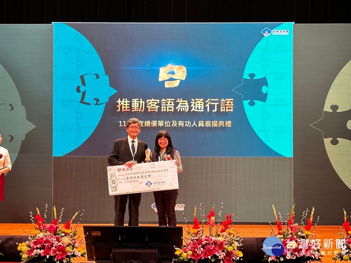東勢區公所獲得「優等」，由翁培真區長代表受獎。