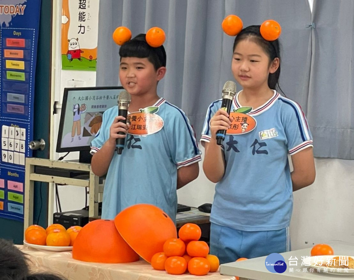 大仁營養小主播對全校師生廣播介紹柑橘營養。