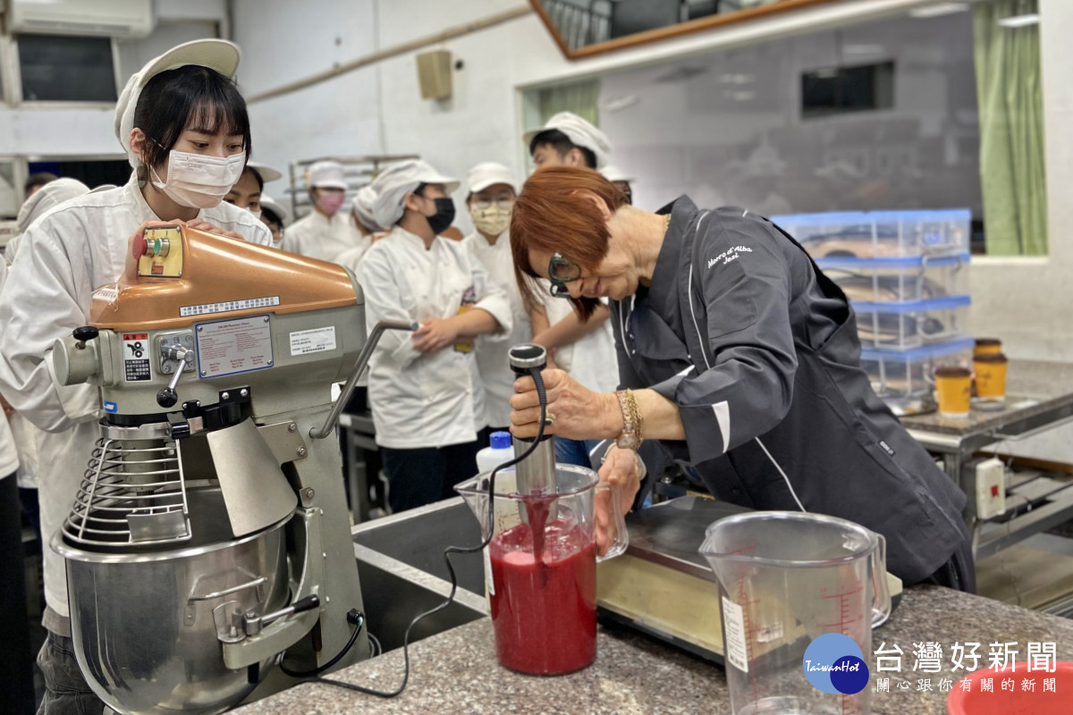 弘光科大食科系學生仔細觀看義式手工冰淇淋大師保拉．巴羅內（右一）示範。
