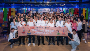 「凱基人壽運動季」活動起跑，由蘇錦隆執行副總(第一排右三)、World Gym董事長柯約翰(第一排右四)及奇美醫院蔡孟修醫師(第一排右二)共同出席台北場首場活動，鼓勵客戶規律運動，儲備健康資本，讓保險從事後理賠走向事前的健康促進與預防，啟動幸福人生。
