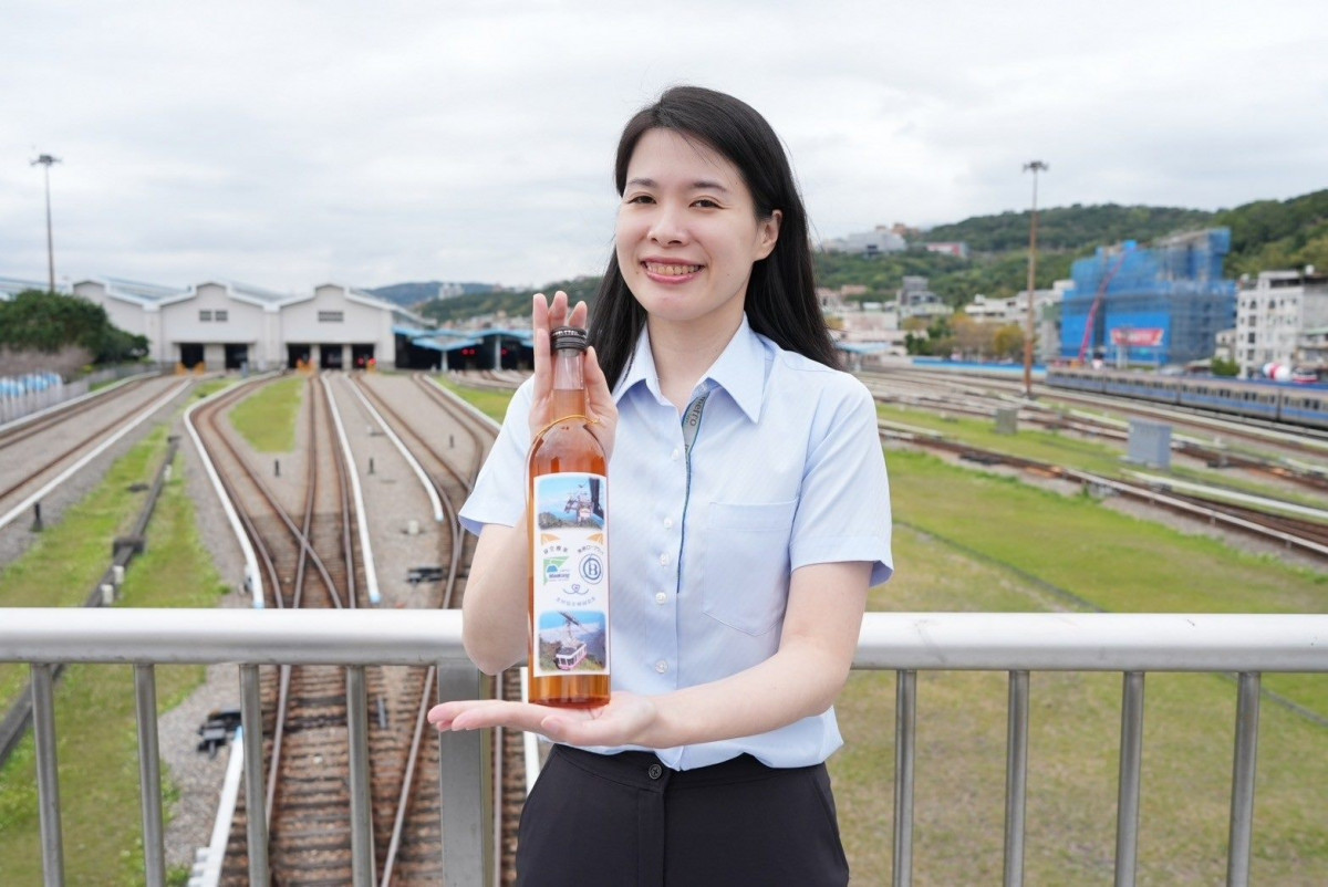 為了紀念貓空纜車與別府空中纜車雙方友好締結，別府空中纜車特別於「九州燒酎紀念館」，開賣限量的締結紀念梅酒。（酒後不開車，安全有保障。）20240222（圖／台北大眾捷運股份有限公司提供。）