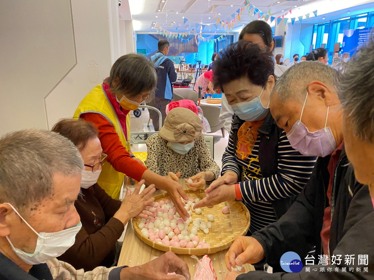 彰化秀傳醫院舉辦搖元宵競賽，3歲到 93歲卯足全力搖。圖／記者鄧富珍翻攝