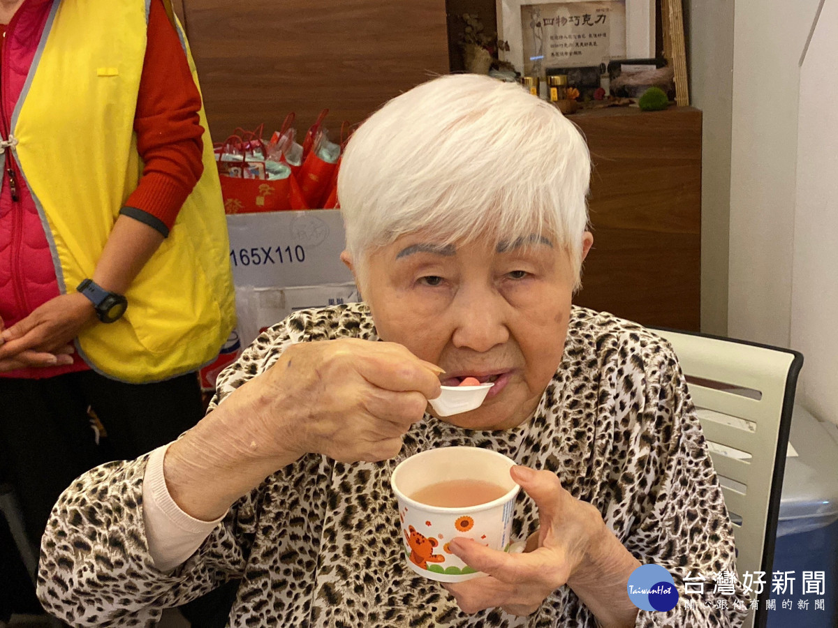 93歲的林阿嬤吃小湯圓，也提醒大家要小心，不要噎到。