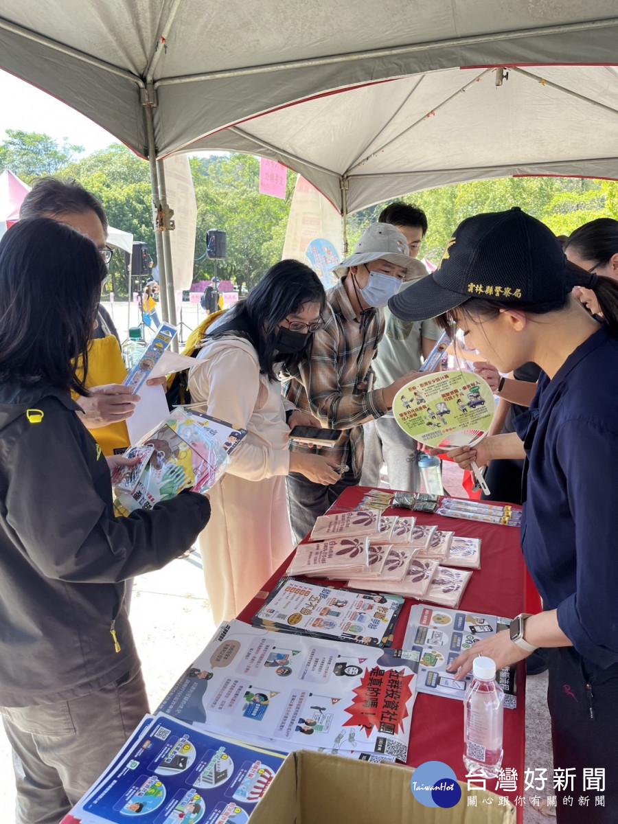 雲林縣府日前辦理「走淨山峰、遇健幸福」活動，由縣長張麗善率隊健走，警察局同步進行反詐、識詐宣導／警方提供