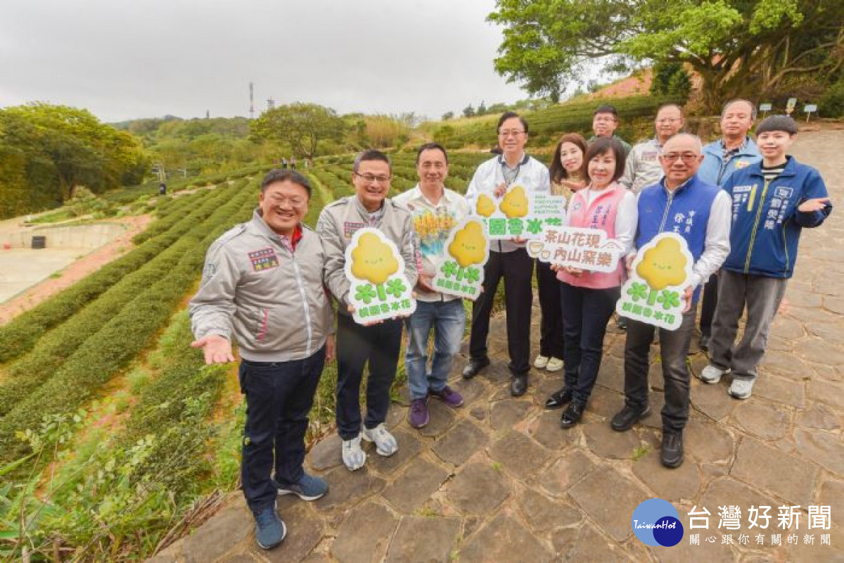 市長與來賓一同為魯冰花季宣傳。<br /><br />
