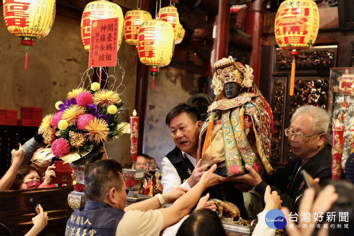 眾人依序請出媽祖神尊上轎／陳致愷翻攝