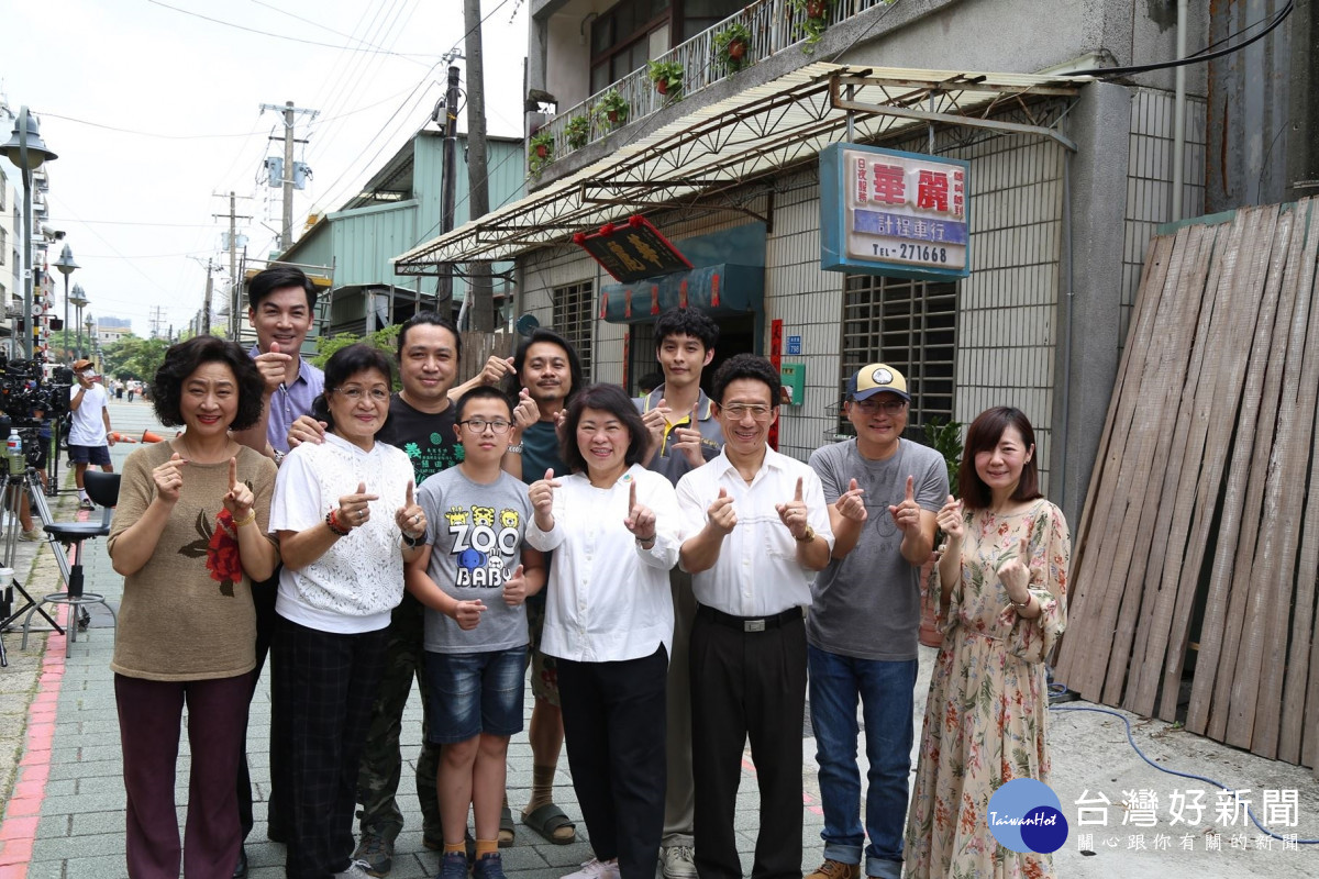 嘉義市長黃敏惠探班華麗計程車時合影／嘉義市府提供