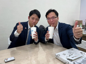 ▲林智鴻(右)接待光澤議員端出台灣最著名的「珍珠奶茶」招待，以國民美食開啟雙方交流。