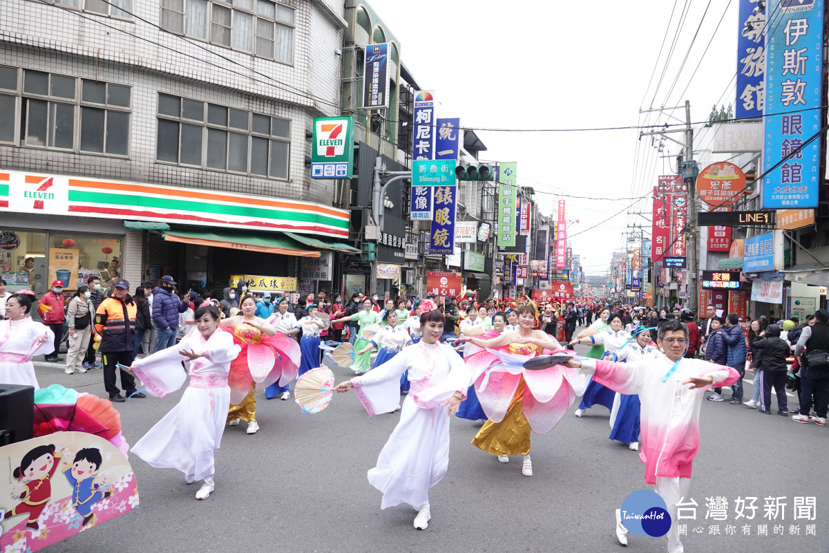 楊梅慶元宵，踩街表演與元宵活動熱鬧登場。<br />
