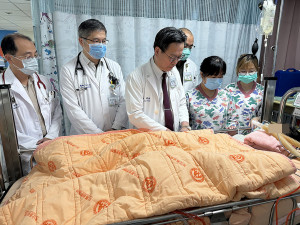 彰基總院長陳穆寬 (左三)帶領醫療團隊為陳姓女童禱告。