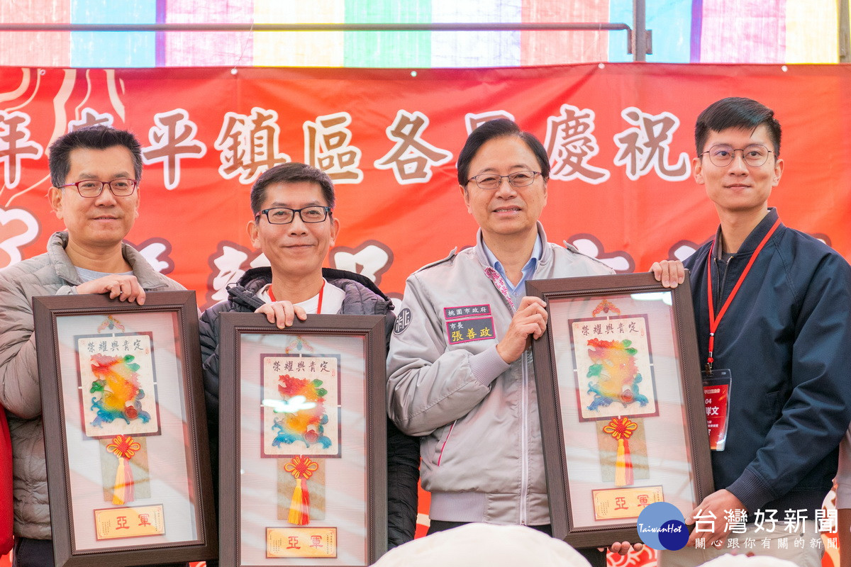 桃園市長張善政出席「113年平鎮區各界慶祝農民節」活動，表揚傑出農友。