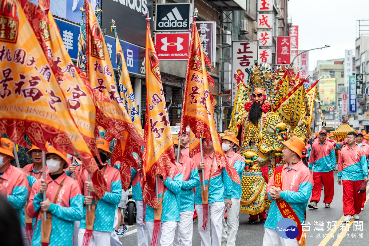 「開漳聖王文化季遶境踩街活動」於桃園區街頭進行遶境踩街。