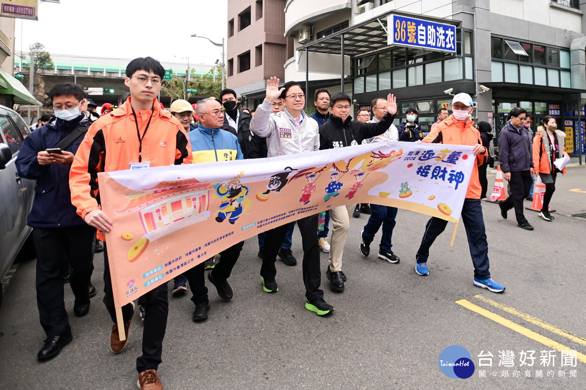 桃園市長張善政於「2024桃園龍潭迎古董接財神－踩街嘉年華活動」中與大家一起踩街。