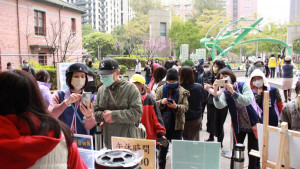 市民朋友相招參與竹市浪漫櫻花季。