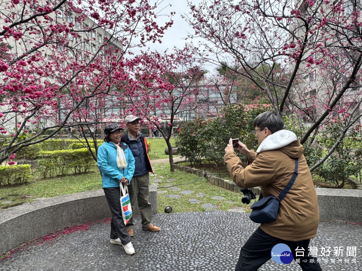 元智攝影社同學，運用社團所學，為前來賞櫻的社區民眾，拍攝專業人像攝影